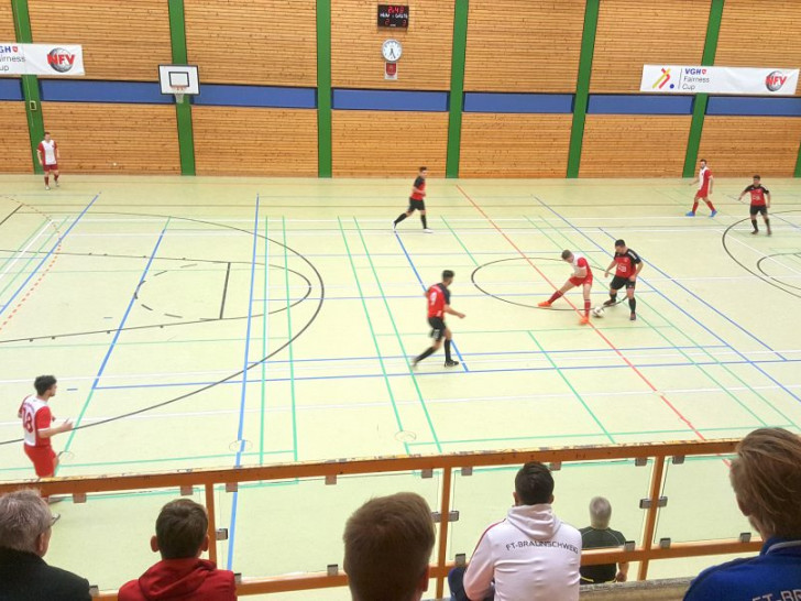 Seit drei Tagen Budenzauber in der Kreissporthalle vor den Beeken. Heute findet die Endrunde statt. Foto: privat