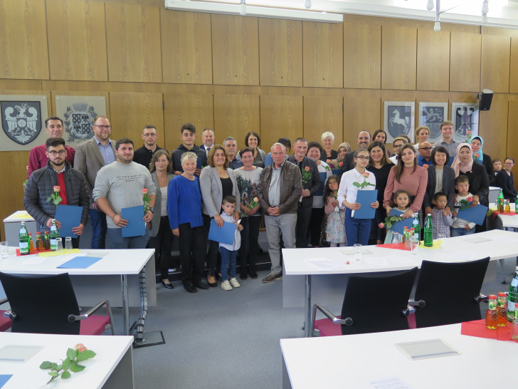 36 Bürgerinnen und Bürger erhielten während eines Festakts im Großen Sitzungssaal des Landkreises ihre Einbürgerungsurkunden. Foto: Landkreis Wolfenbüttel