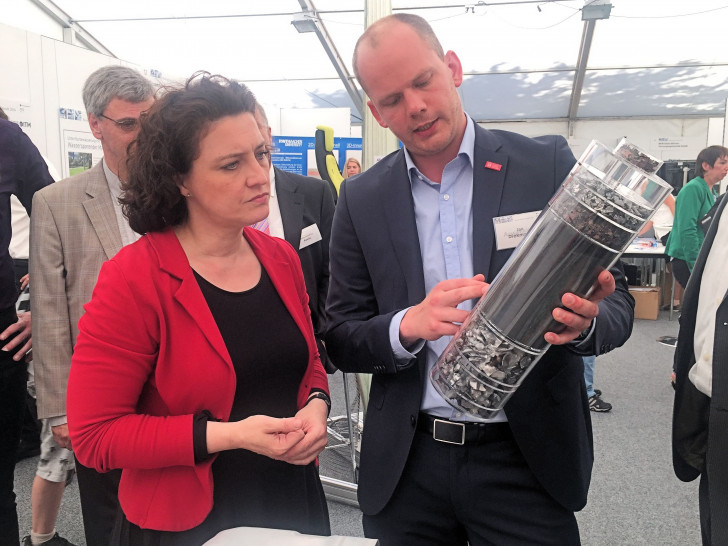 Mit einer „Gläsernen Batterie“ zeigt Jan Diekmann der TU Braunschweig Carola Reimann, welche wertvollen Materien sie mit dem „LithoRec“- Recyclingprozess aus einer Lithium-Ionen-Altbatterie zurückgewinnen können und wie sie damit einen Beitrag zu einer nachhaltigen Elektromobilität sowie zur Verringerung der geostrategischen Abhängigkeit von wichtigen Rohstoffen leisten. Foto: Privat