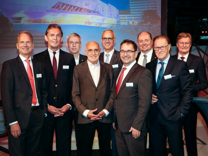 Klaus Lüdiger (Vorstand der Sparkasse Gifhorn-Wolfsburg), Gerhard Döpkens (Vorstandsvorsitzender der Sparkasse Gifhorn-Wolfsburg), Kai-Uwe Hirschheide (Stadtbaurat Wolfsburg), Gastreferent Martin Kind, Kay Hoffmann (Vorstand der Sparkasse Gifhorn-Wolfsburg), Sabah Enversen (stellv. Aufsichtsratsvorsitzender der WMG), Holger Stoye (Geschäftsführer der WMG), Harald Vespermann (Aufsichtsratsvorsitzender der WMG), Joachim Schingale (Geschäftsführer der WMG). Foto: WMG Wolfsburg, Janina Snatzke