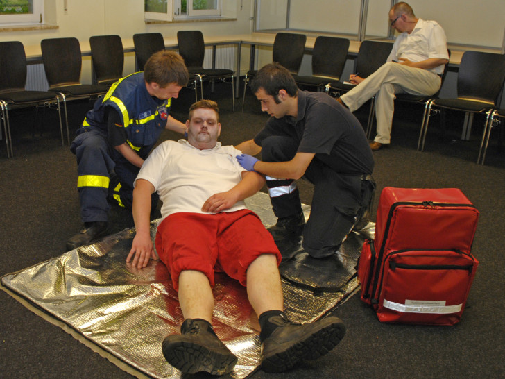 Ein gutes Halbjahr haben zwölf Ehrenamtliche des Johanniter-Ortsverbandes Braunschweig und des Technischen Hilfswerks (THW) richtig gebüffelt und ihre Kenntnisse und Fertigkeiten in Erster Hilfe vertieft und erweitert. Foto: Johanniter