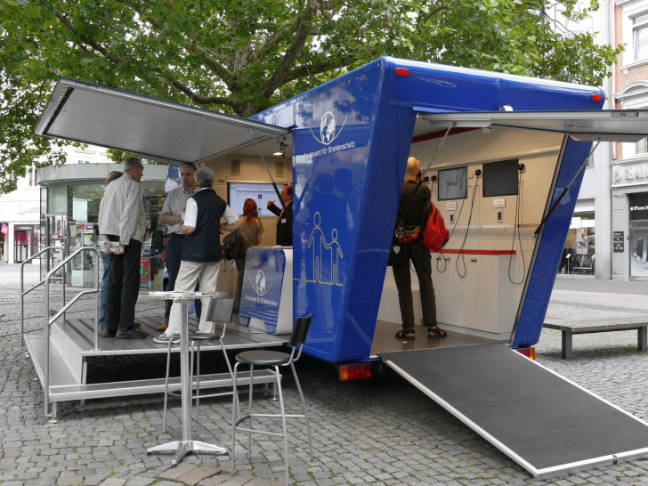 Auf dem Wochenmarkt kann sich am BfS-Infomobil rund um das Thema Schachtanlage Asse II informiert werden. Foto: Privat