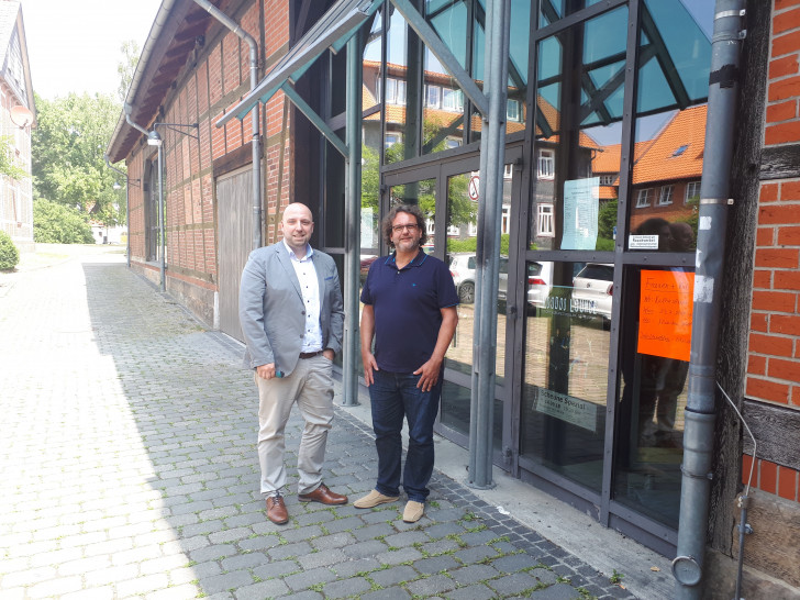 Kulturdezernent Eric Neiseke und der neue Fachdienstleiter Kultur, Hartmut Schölch vor der Kulturscheune. Foto: Stadt Salzgitter