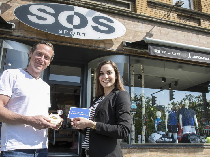 SOS-Geschäftsinhaber Oliver Nieß freute sich über das Geschenk von SE|BS-Pressesprecherin Melanie Bergmann. Foto: Peter Sierigk