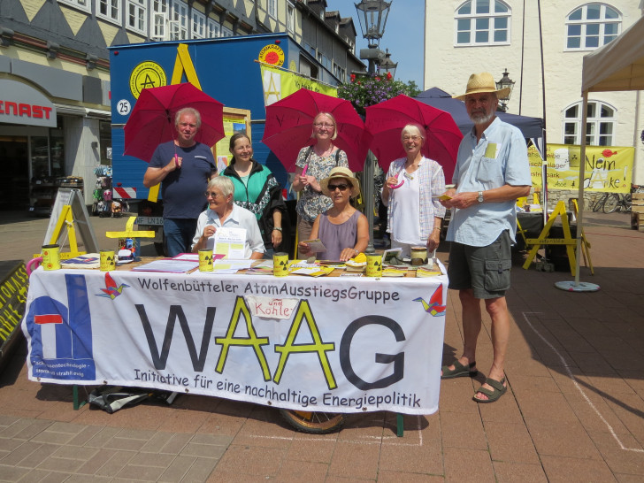 Stand der WAAG auf dem Wolfenbütteler Umweltmarkt am 9. Juni. Die Schirme sind keine Regenschirme, sondern "Rettungsschirme für die Asse". Diese wurden allerdings auch als Sonnenschirme genutzt. Foto: WAAG
