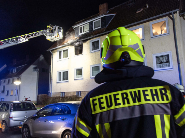 Am frühen Samstagmorgen kam es in der Obergeschosswohnung eines Mehrfamilienhauses in Salzgitter zu einem verheerenden Feuer. Fotos: Rudolf Karliczek