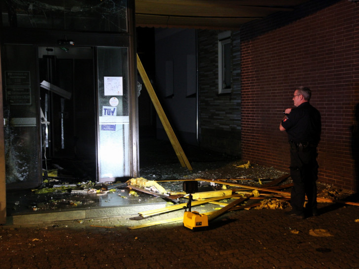 Es ist bereits der dritte Überfall mit gesprengten Geldautomaten in der Region in diesem Jahr. Fotos: Rudolf Karliczek