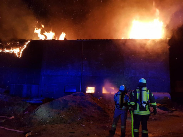 Die Scheune brannte schon kurz nach der Alarmierung in voller Ausdehnung. Fotos: Feuerwehr Helmstedt / Erarslan