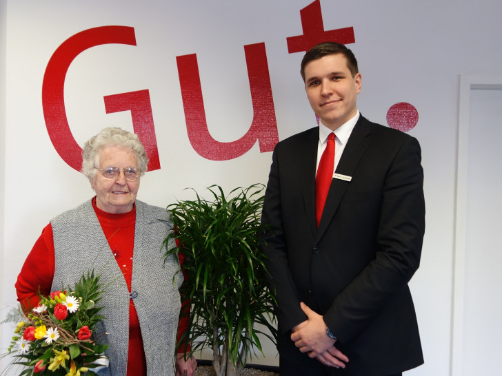 Los-Gewinnerin Maria Kattau mit ihrem Kundenbetreuer Markus Stautmeister in der Sparkassenfiliale Rühen. Foto: Sparkasse GF-WOB