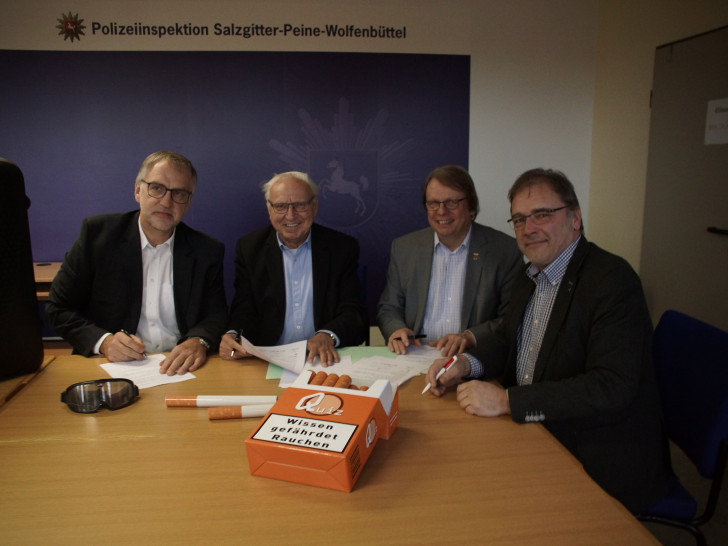 Volker Warnecke (Polizei), Rolf Stratmann (Präventionsrat), Dr. Dirk Härdrich (Stadt Salzgitter) und Martin Gabka unterschreiben die Kooperationsvereinbarung für das neue Präventionsprojekt "KlarSicht". Foto: Marvin König