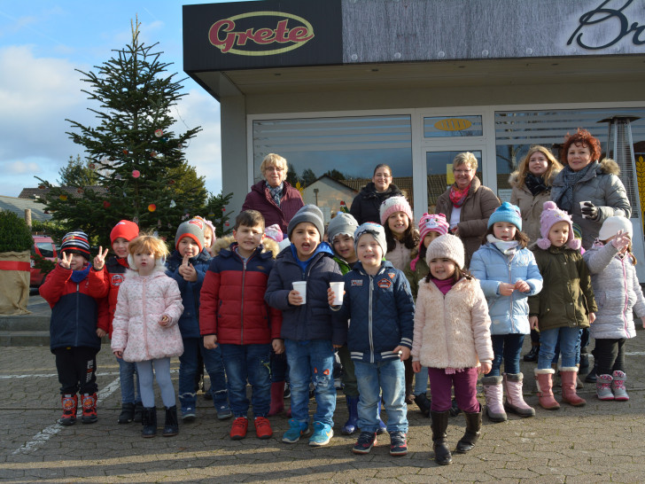 Gemeinsam schmückten die Kinder den Baum vor der Bäckerei. Foto: Evangelisch-Lutherischer Kirchenkreis Peine