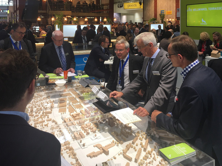 Stadtbaurat Kai-Uwe Hirschheide, Andreas Schäfer, Projektleitung Hellwinkel Terrassen, Stadt Wolfsburg und Hans-Dieter Brand, Geschäftsführer der städtischen Wohnungsgesellschaft Neuland, präsentieren die Hellwinkel Terrassen auf der Expo Real, Foto: Stadt Wolfsburg