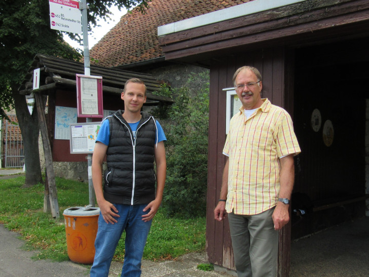 Von links:  die Ortsratsmitglieder Philipp Lüer und Uwe Feder vor der Bushaltestelle, die umgebaut werden soll. Foto: Privat