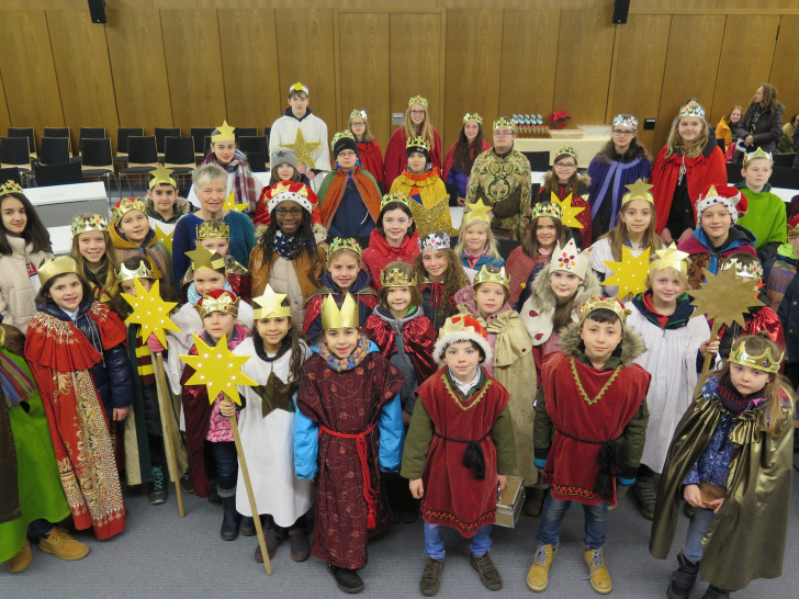 55 Sternsinger im Alter von 5 bis 15 Jahren empfing die stellvertretende Landrätin Christiane Wagner-Judith im Großen Sitzungssaal des Landkreises Wolfenbüttel. Foto: Landkreis Wolfenbüttel