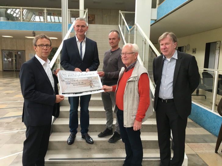 Oberbürgermeister Klaus Mohrs (links) übergibt den Scheck an die Wohlfahrtsverbände. Foto: Stadt Wolfsburg