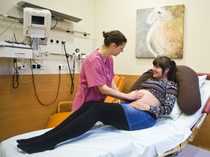 Hebamme untersucht Schwangere im Kreißsaal. Foto : Jörg Scheibe