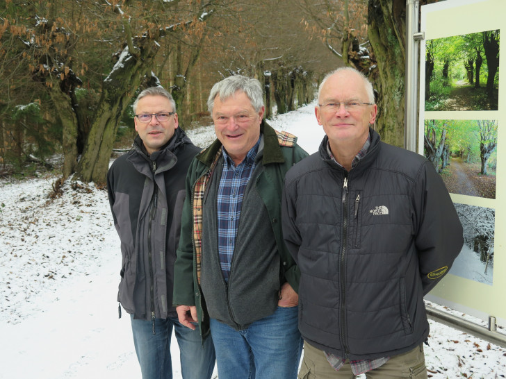 Stehen im regelmäßigen Kontakt in Sache Pflegearbeiten an der Asse: Die Mitarbeiter der Unteren Naturschutzbehörde im Landkreis Wolfenbüttel Ulrich Rexhausen (li.) und Dr. Carsten Schütte (re.) sowie der erste Vorsitzende des Heimat- und Verkehrsvereins Peter Wypich während eines gemeinsamen Termins an der so genannten Liebesalle an der Asse. Foto: Landkreis Wolfenbüttel