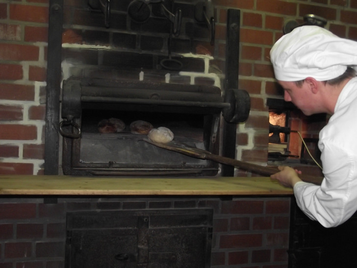 Bäcker Mücke backt im traditionellen Backofen. Foto Stadt Salzgitter