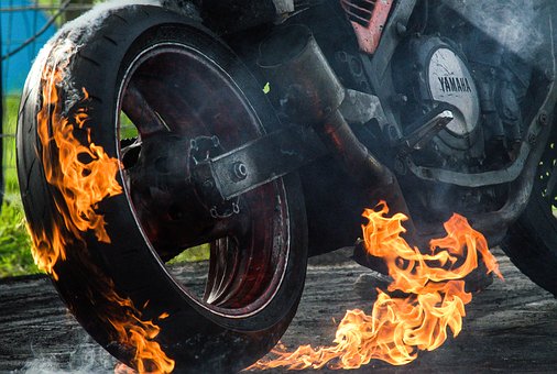 Der Motorradbesitzer habe noch versucht das Feuer zu löschen. Symbolbild: Pixabay