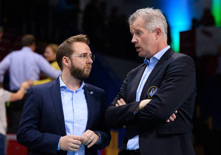 Sebastian Schmidt (li.) im Gespräch mit Friedrichshafens Trainer Vital Heynen. Er wird der neue Geschäftsführer der Basketball Löwen. Foto: imago/ Conny Kurth