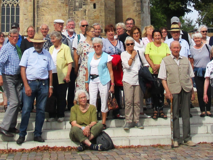 Die Teilnehmer der Jahresfahrt des Gärtnermuseums vor der Michaeliskirche in Hildesheim. Foto: privat


