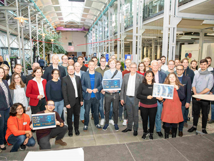 Gruppenbild der besten Projektteams mit den Veranstaltern des Health Hack 2019. Foto: Haus der Wissenschaft Braunschweig/P. Ziebart
