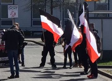 Die NPD demonstiert gegen ein Verbot von Reichsflaggen und Reichskriegsflaggen. (Archivbild) 