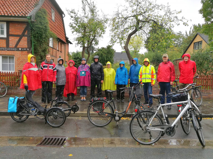 Die Teilnehmer der Radtour hatten sich bestens auf das regnerische Wetter vorbereitet. Foto: Karin Bukies