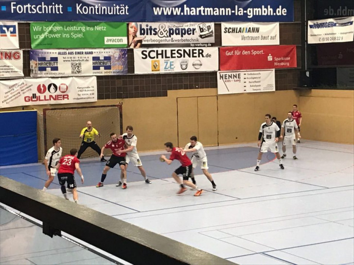 Der MTV Vorsfelde verliert in einem temporeichen und kampfbetonten Spiel trotz starker Leistung in Nienburg mit 34:31 (20:13). Fotos: Patrick Siegmund
