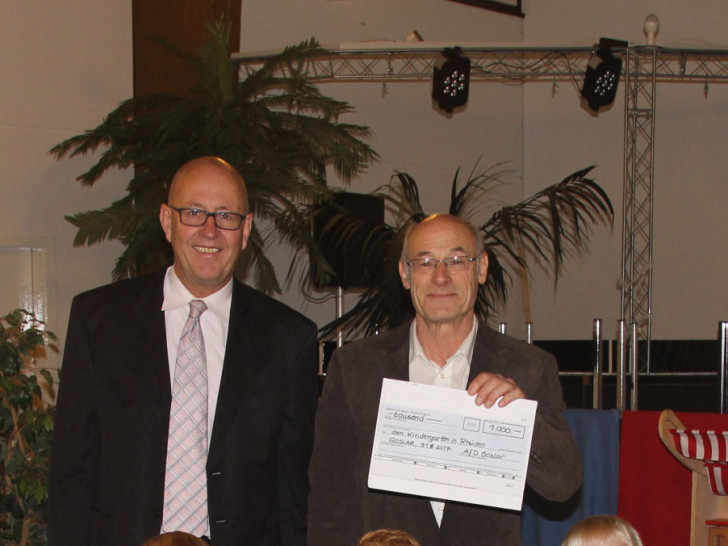 Dirk Straten und Dr. Tyge Claussen überreichten eine großzügige Spende an die Kita in Rhüden. Foto: AfD