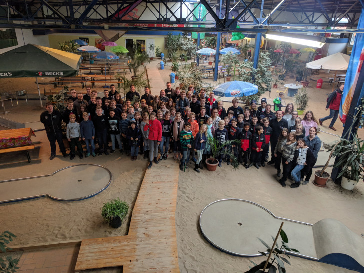 Das Gruppenfoto in der Indoor-Minigolf Anlage. Foto: Gemeindejugendfeuerwehr Lehre