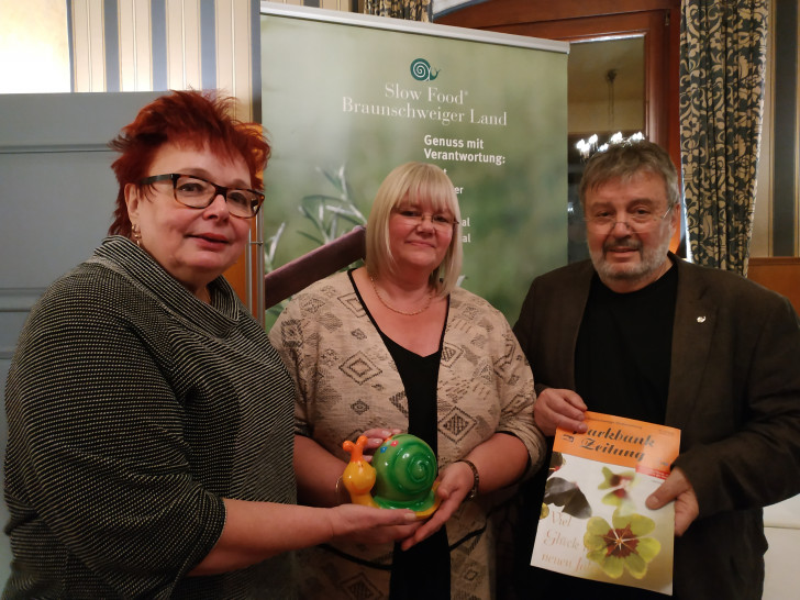 Regina Oestmann, Vorsitzende Slow Food Braunschweiger Land, Heike Malek, stellv. Vorsitzende Parkbank e.V., Hans-Georg Baumgarten, stellv. Vorsitzender Slow Food Braunschweiger Land (v. li.). Foto: Astrid Oberthür/Slow Food