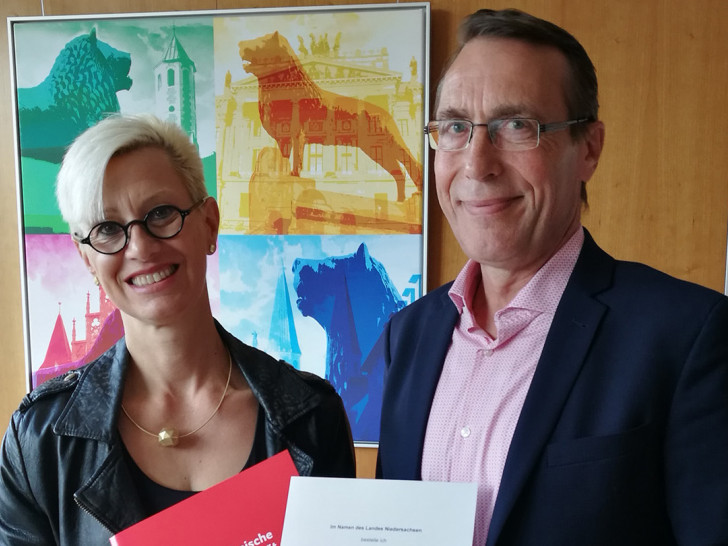 Andreas Hartmann (Geschäftsführer Stadtentwässerung Braunschweig GmbH) erhält seine Ernennungsurkunde zum Honorarprofessor aus den Händen von TU-Präsidentin Frau Professor Dr.-Ing. Anke Kaysser-Pyzalla. Foto: TU Braunschweig