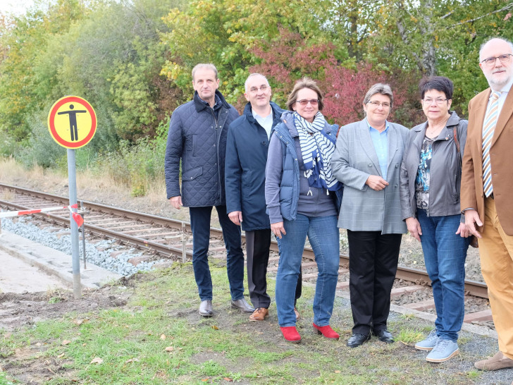 BU: Begutachten die Bauarbeiten für den barrierefreien Umbau des Bahnhofs in Meine. (v.l.) Verbandsdirektor Hennig Brandes, Bahnhofsmanager Marco Schlott, Verbandspolitikerin Telse Dirksmeyer-Vielhauer, SG-Bürgermeisterin Ines Kielhorn, Verbandspolitikerin Marion Köllner und Verbandsvorsitzender Detlef Tanke.

Fotonachweis: Regionalverband Braunschweig