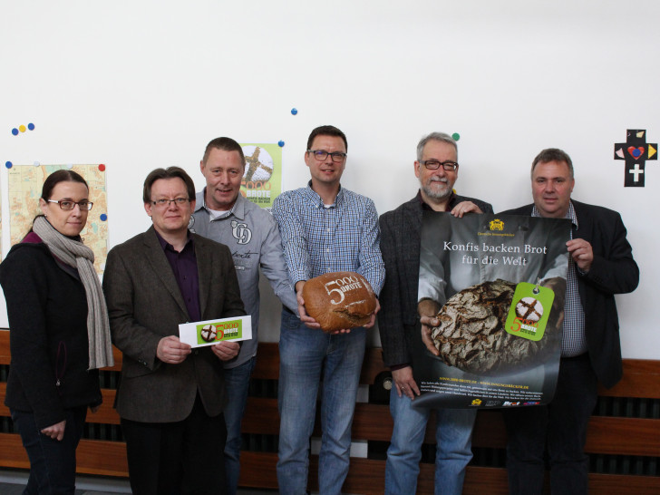 Pilotprojekt zum Brotbacken. (von l. nach r. Steiner, Lauer, Macenauer, Richter, Grause, Schulz-Seitz) Foto: Bernd Dukiewitz