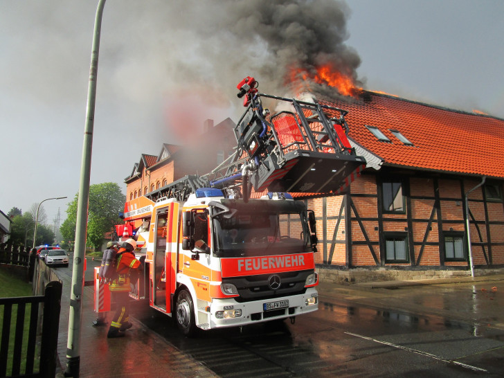Die Bewohnerin des Gebäudes erlitt einen Schock. Fotos: Feuerwehr Braunschweig