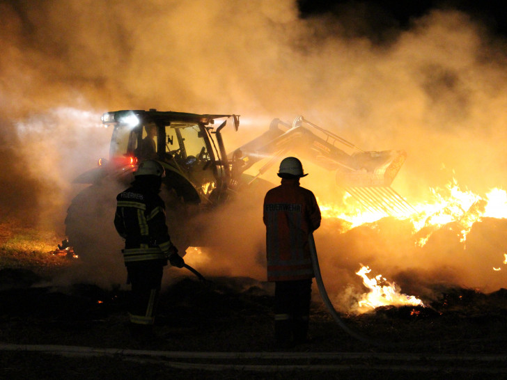 Ein Traktor half bei der Bekämpfung der Flammen. Foto: Kai Baltzer