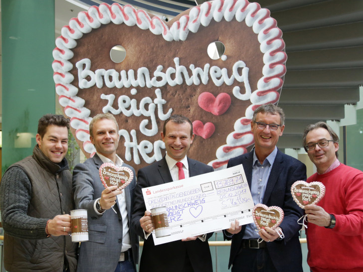 Die Beteiligten freuen sich über das hervorragende Spendenergebnis. Foto: Braunschweig Stadtmarketing GmbH/Sascha Gramann