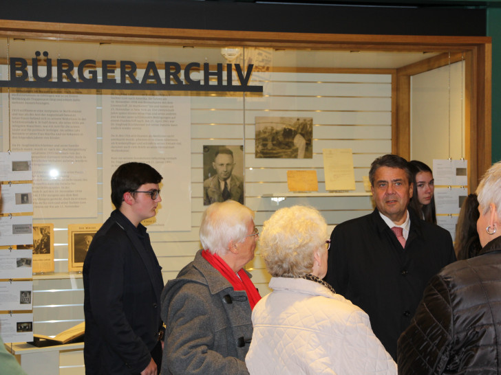 Am 9. November wurde die Ausstellung im Bürgerarchiv von Bürgermeister Thomas Pink und Sigmar Gabriel eröffnet. Fotos: Museum Wolfenbüttel
