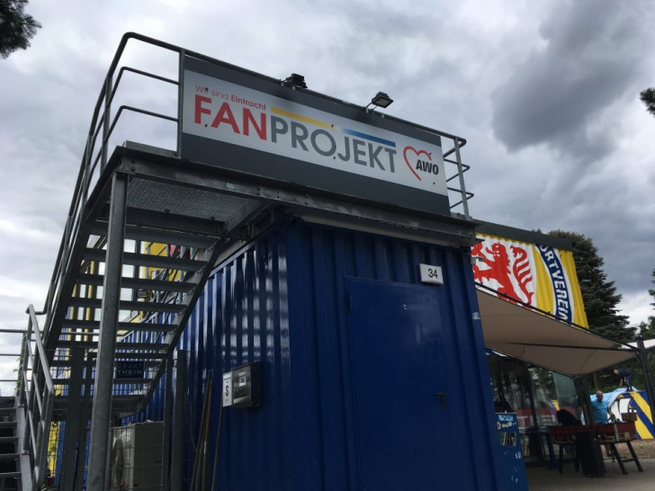 Am FanHaus wird wieder Bier ausgeschenkt. Foto: Jens Bartels