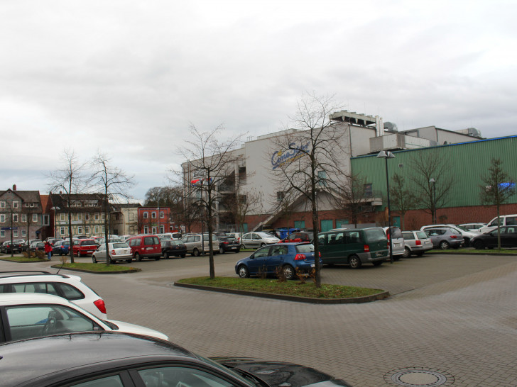 Die kostenlosen Parkplätze würden wegfallen und sollen durch ein Parkhaus ersetzt werden. Doch werden die Parkplätze ebenfalls kostenlos sein? 