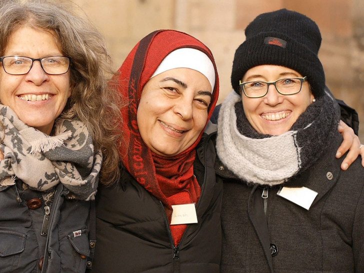 Mit gemeinsamen Fotos soll während des Caritas-Aktionstages auf dem Roten Sofa  das Motto des Tages Zusammen sind wir Heimat  symbolisch veranschaulicht werden. Foto: Caritas