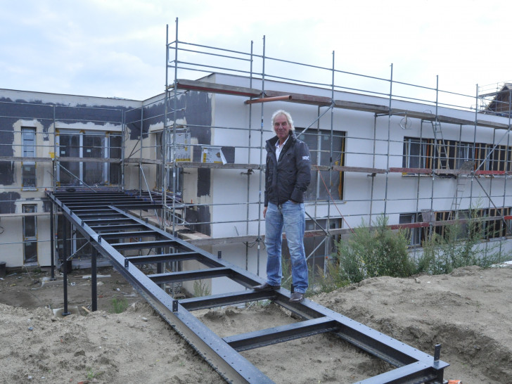 Hartmut Neumann vor dem Neubau Klosterblick. Die Brücke wird die Terrasse mit den Einzelwohnungen verbinden. Foto: Lebenshilfe 