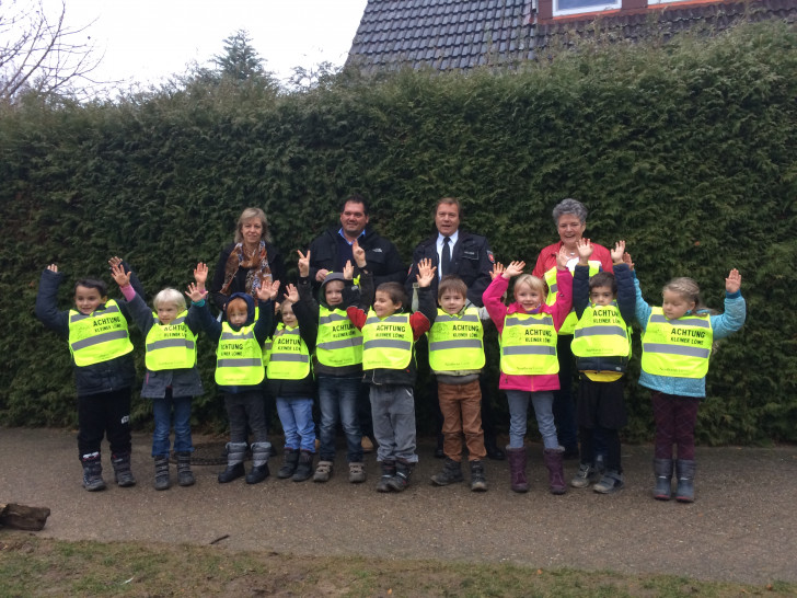 Die Kinder der Kindertagesstätte in Völkenrode können sich über Warnwesten freuen. Foto: Verkehrswacht Braunschweig e.V.