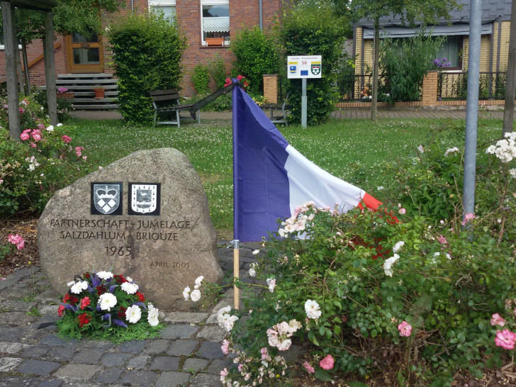 Salzdahlum trauert mit Nizza. Am Freitagabend wurde ein Gesteck auf dem Briouze-Platz niedergelegt. Foto: Bothe