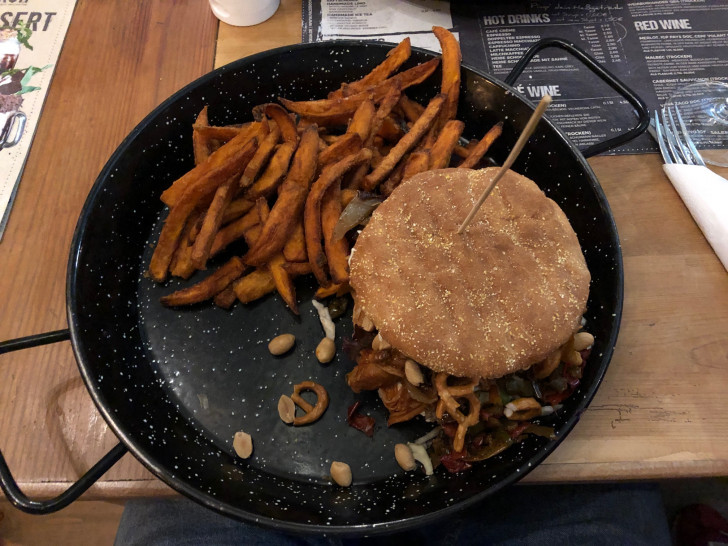 Der Crazy-Pork-Burger mit Süßkartoffel-Pommes in der Liebeskuh in Braunschweig stand neben einem BBQ-Burger und einem Liebessalat auf dem Tisch unserer Kollegen der Kulinarik-Redaktion. Foto: Marc Angerstein