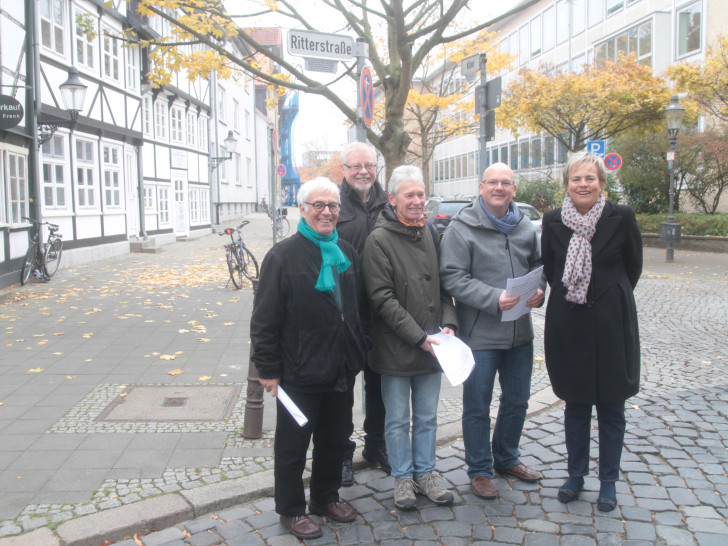 Weihten die Zusatzschilder für die die Jodutenstraße, Klint, Mandeln- und Ritterstraße ein: Jürgen Köpke (Schriftführer Bürgerschaft Magniviertel), Rüdiger Steinmetz (Kassenwart Bürgerschaft Magniviertel), Heike Zander (Bezirksbürgermeisterin Magniviertel), Pfarrer Henning Böger (stellvertr. Vorsitzender Bürgerschaft Magniviertel) und Karin Heidemann-Thien (Vorstandsmitglied Bürgerstiftung Braunschweig). Foto: Bürgerstiftung Braunschweig