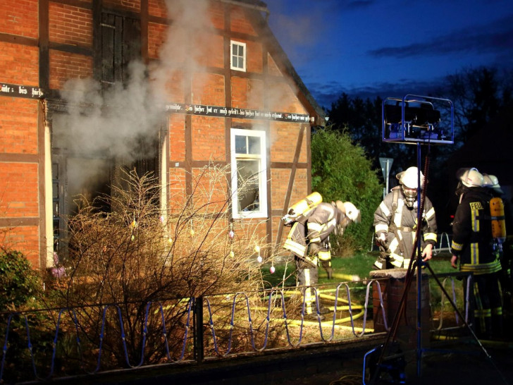 Beim Eintreffen der Feuerwehr in Teschendorf war das Haus bereits vollständig mit Rauch gefüllt. Fotos: Hawellek/Kreisfeuerwehrpressestelle
