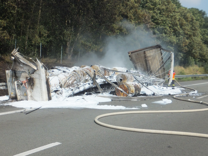 Der LKW wurde beim Brand vollständig zerstört, Foto: Feuerwehr
