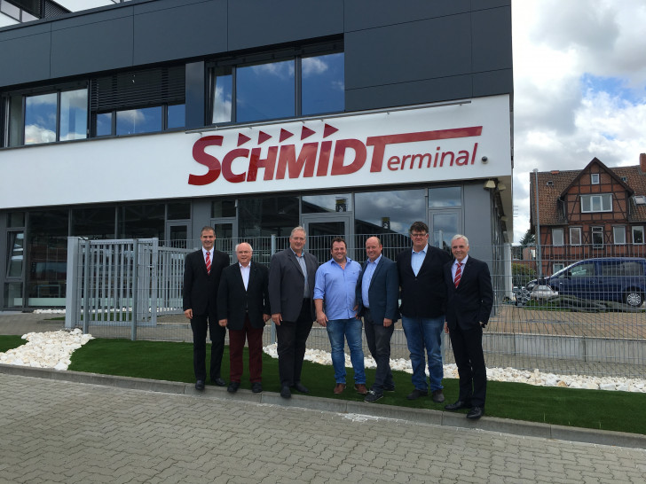 Philipp Cantauw, Wolfgang Gürtler, Frank Oesterhelweg, Dirk Marske, Holger Bormann, Wolfgang Ulrich und Wilhelm Schmidt vor dem Schmidt-Terminal. Foto: Privat